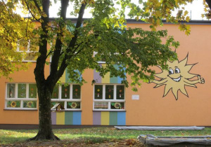 logo przedszkola - słoneczko - umieszczone na budynku od strony północno-wschodniej